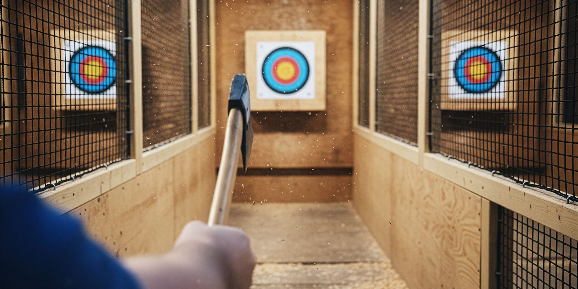 Beispielbild: Axtwerfen in Prag / Example image: Axe throwing in Prague